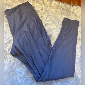 Nice solid color pair of LuLaRoe leggings!  Beautiful Lavender color!